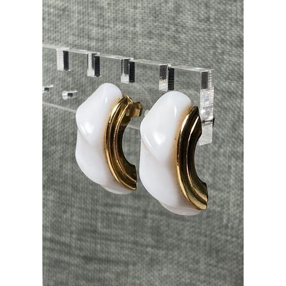 Avon 1988 Classic Twist White Plastic Gold Tone Post Earrings - Picture 8 of 8